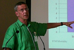 003-Peter-Aaby-beim-vortrag